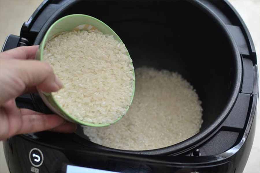 Cho gạo vào nồi